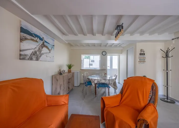 Les Colibris Little House In The City-center