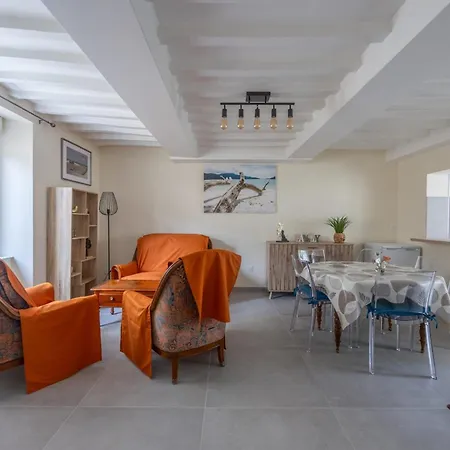 Casa de Férias Les Colibris Little House In The City-center