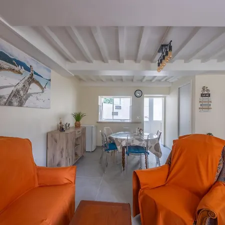 Les Colibris Little House In The City-center